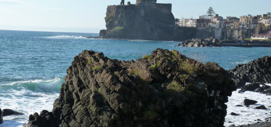 Vista del Castello di Aci Castello