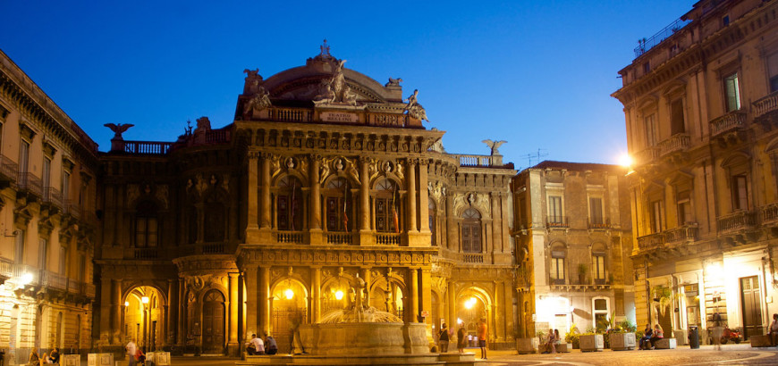 Veduta notturna della piazza e del teatro