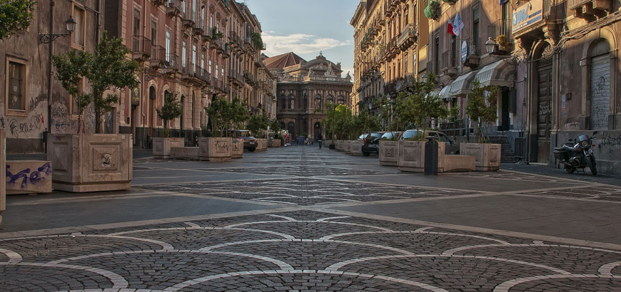 Veduta del teatro Massimo dalla piazza