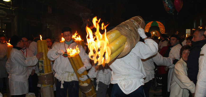 Devotees carrying typical candles