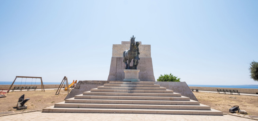 Vista del monumento ai caduti in Africa