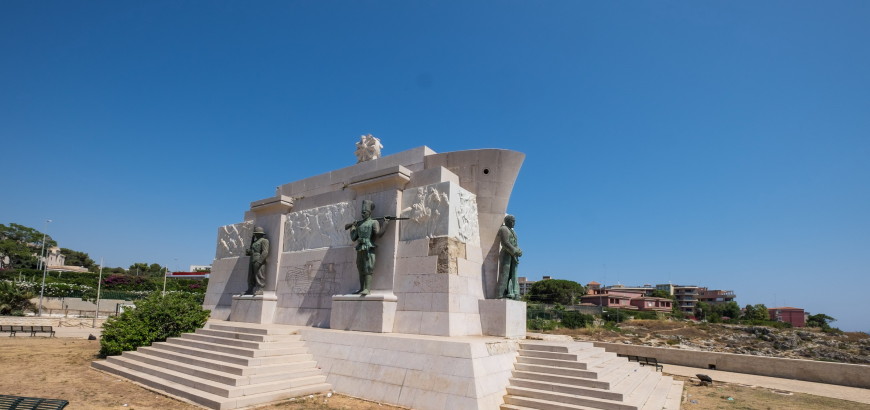 Vista laterale del monumento