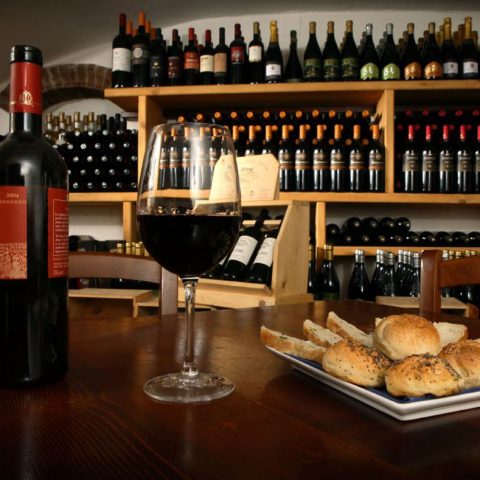 Vino e pane fatto in casa