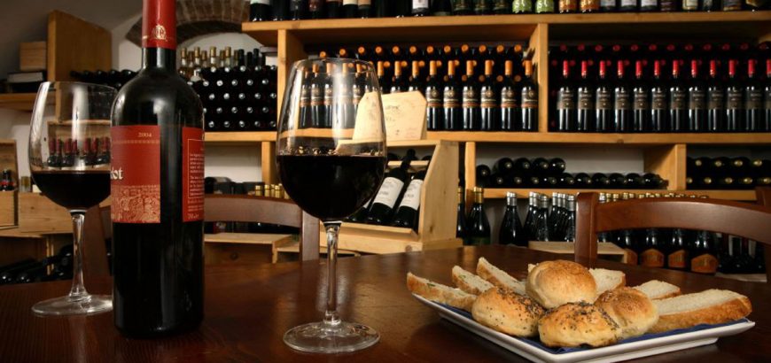 Vino e pane fatto in casa