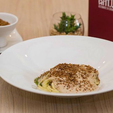 Spaghetti con mollica e acciughe