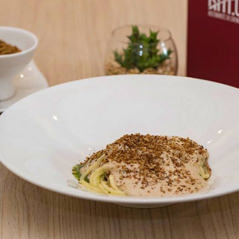 Spaghetti con mollica e acciughe