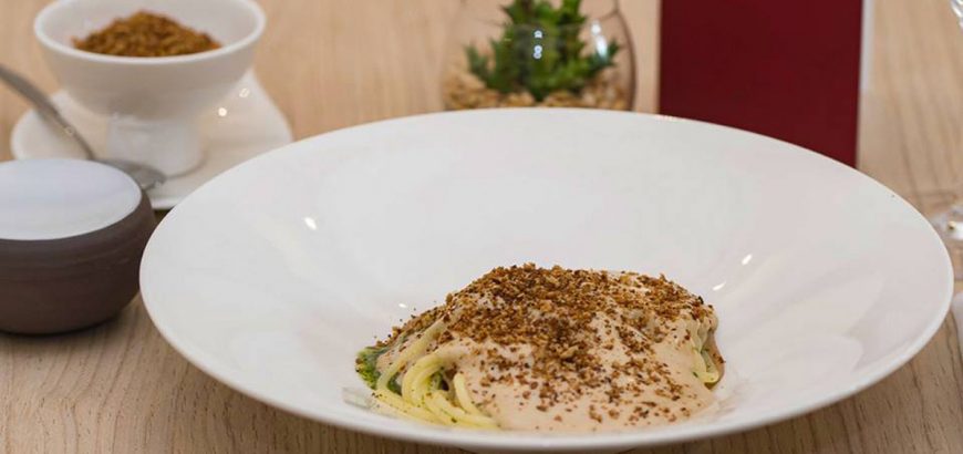 Spaghetti con mollica e acciughe