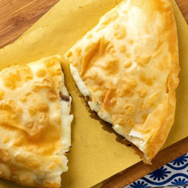 Una gustosa Siciliana Fritta con tuma e acciughe