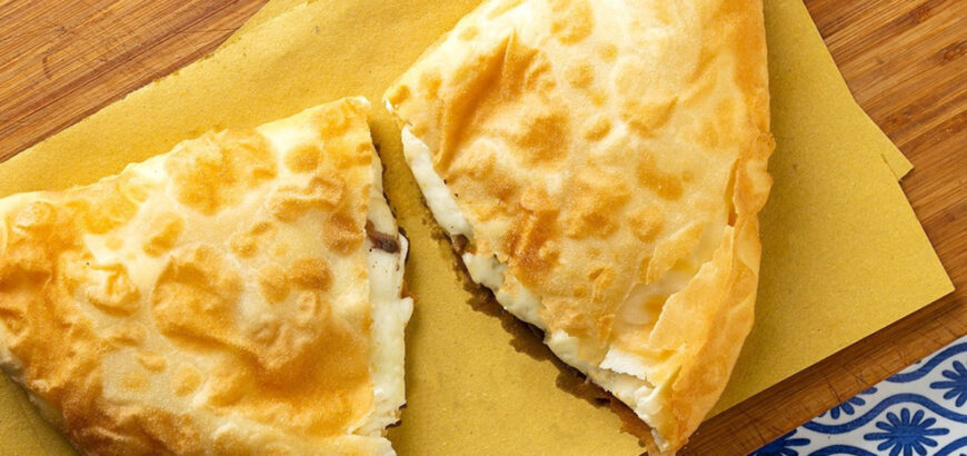 Una gustosa Siciliana Fritta con tuma e acciughe