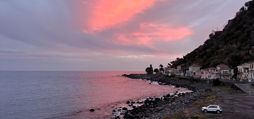 Panorama del lungomare di Santa Maria la Scala al tramonto