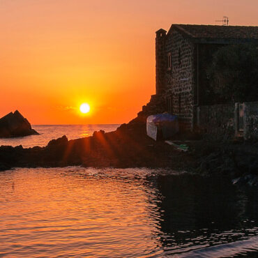 Tramonto sul porticciolo di Pozzillo.
