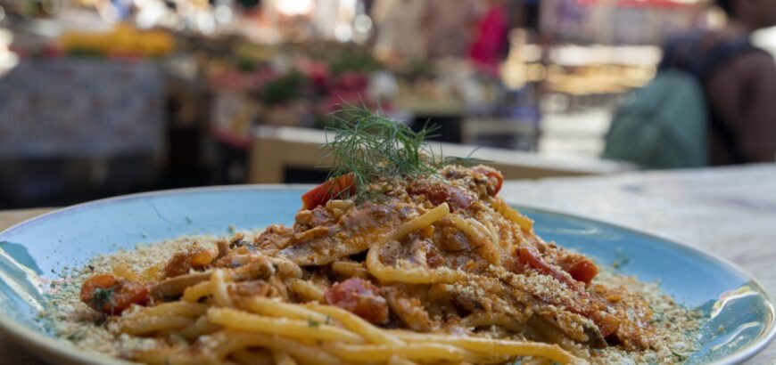 Piatto a base di pesce servito da Fishiaria, ristorante situato alla pescheria di Catania