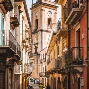 Particolare strada del centro di Novara di Sicilia