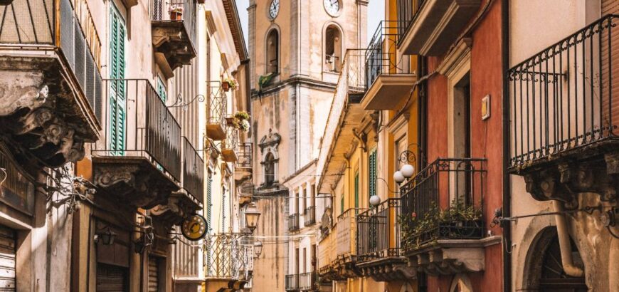 Particolare strada del centro di Novara di Sicilia
