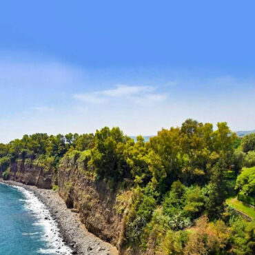 Vista dal drone del Chiancone con sotto la spiaggia di Praiola