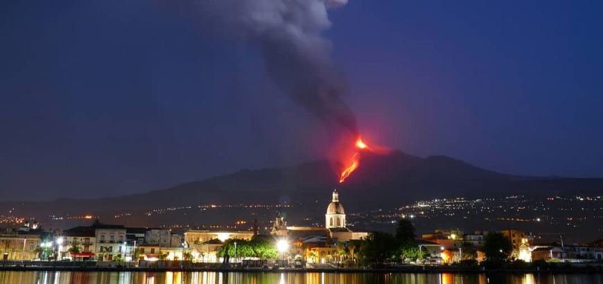 La magica colata lavica dell'Etna visibile dal Porto di Catania
